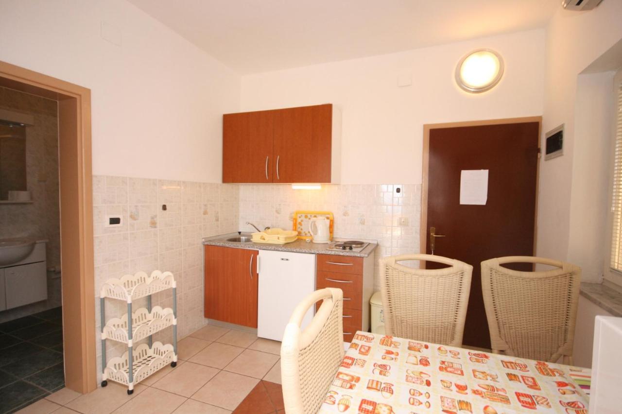 Apartments And Rooms With Parking Space Mandre, Pag - 6309 Kolan Exterior foto
